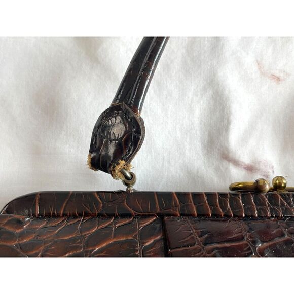 Vintage Womens Alligator Handbag Size-13" x 10" x 3". strap drop 6" - Picture 6 of 12